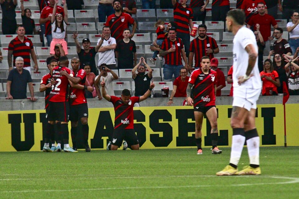 Na ‘despedida’ de Felipão, Athletico goleia Botafogo e vai à Libertadores