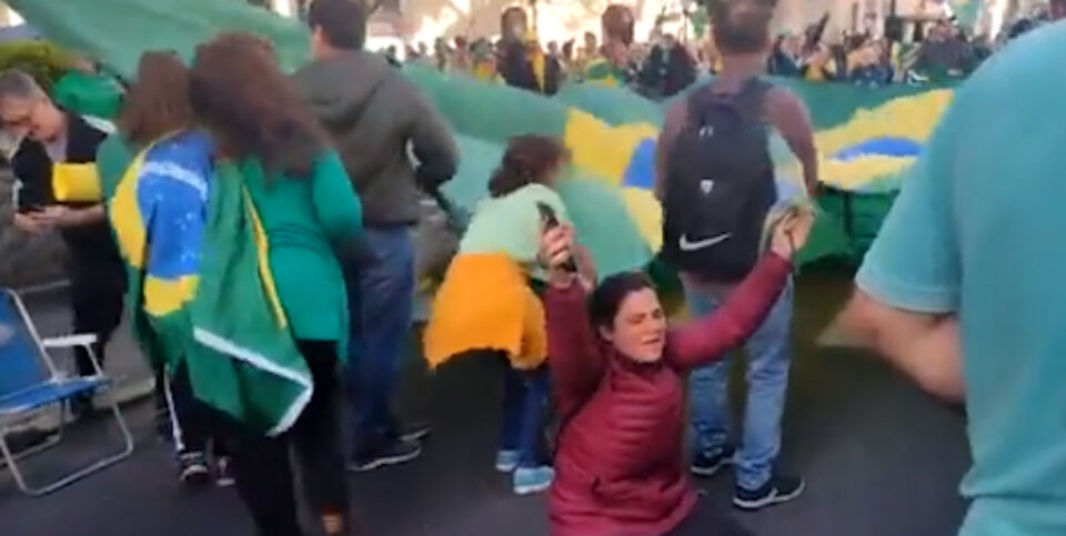 Bolsonaristas caem em fake news de prisão de Moraes e fazem festa; assista
