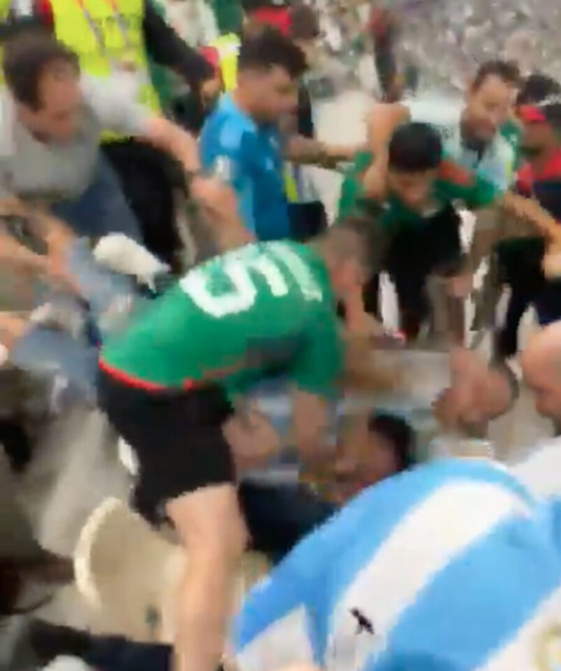 Torcedores de Argentina e México brigam durante jogo; veja o vídeo