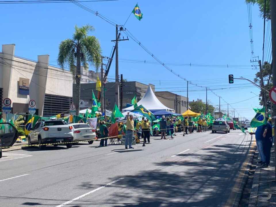 Apoiadores de Bolsonaro se reunem em frente ao quartel do Bacacheri, em Curitiba. Fotos: Paulo Debski/Banda B.
