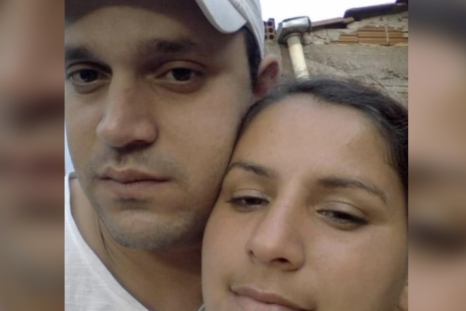 Mulher grávida e marido são executados com mais de 40 tiros na frente de casa no Paraná Mulher grávida e marido são executados com mais de 40 tiros na frente de casa no Paraná