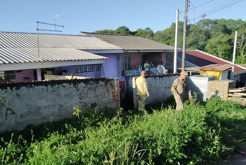 Casa tem princípio de incêndio, família consegue se salvar, mas cão fica para trás e morre