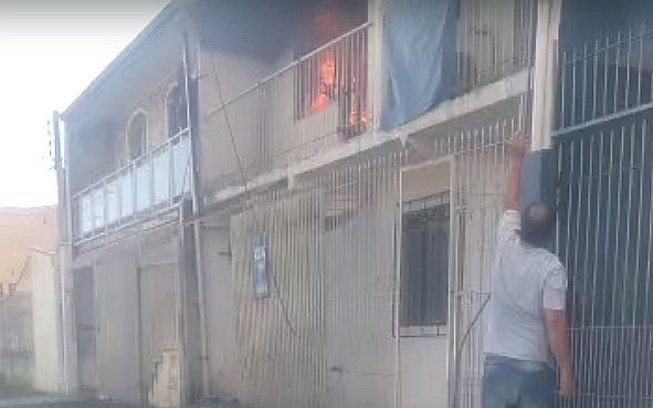 Suposto incêndio criminoso destrói kitinetes na CIC e moradores perdem tudo: 'Começar de novo'Foto: Reprodução.