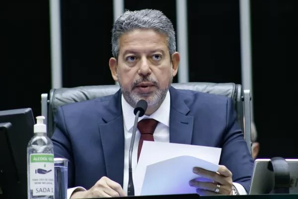 Com defesa do orçamento secreto, Lira ganha apoios para reeleição na Câmara