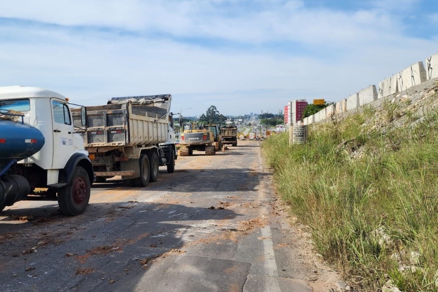 Trabalhadores de obras da Linha Verde fazem greve e paralisam atividades um mês após início