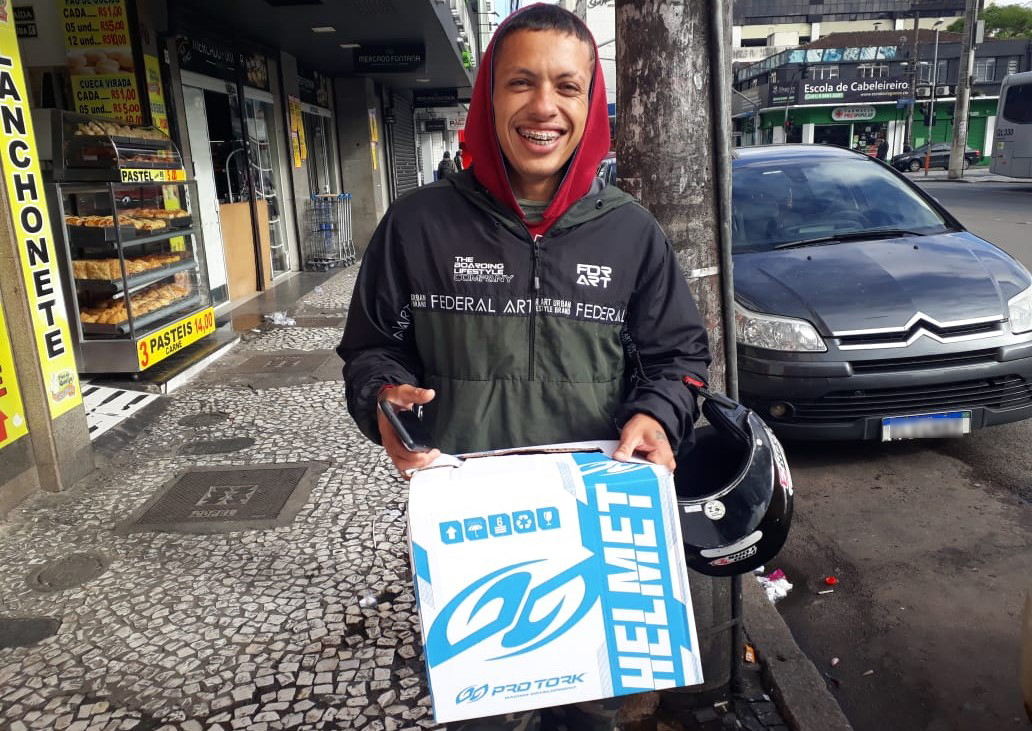 Motoboy de Piraquara desvenda charada da semana da Banda B e ganha presente da Pro Tork