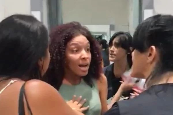 Cliente acusa funcionária de loja da Renner de racismo nas redes e mulher é demitida; vídeo Cliente acusa funcionária de loja da Renner de racismo nas redes e mulher é demitida; vídeo