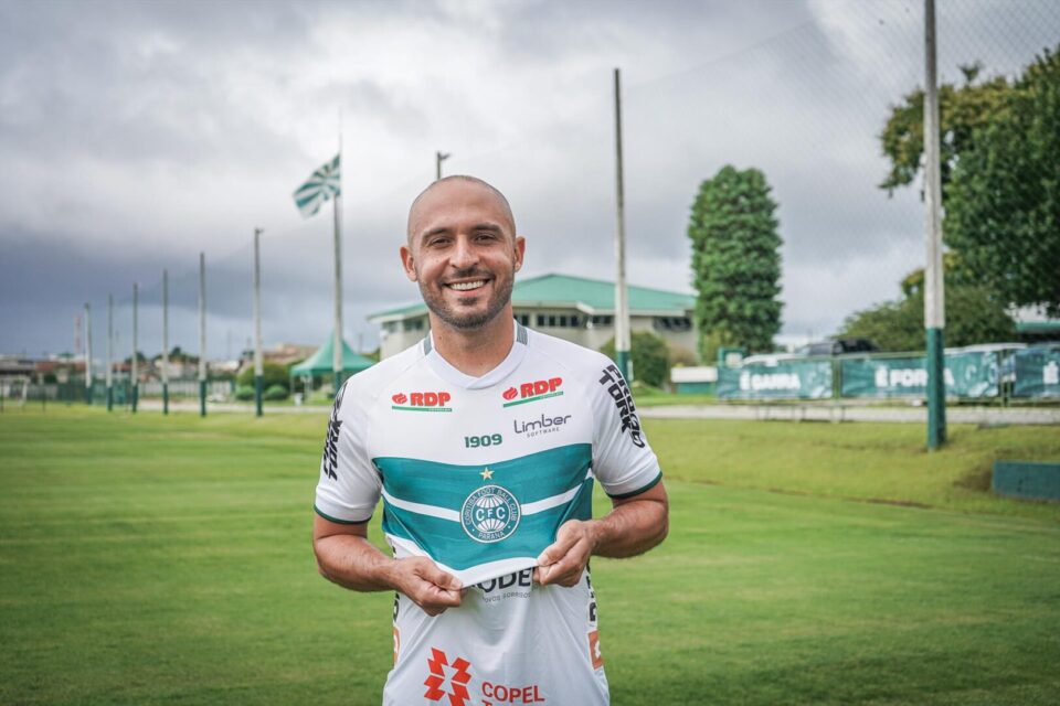 Hoje no Coritiba, Régis deixa volta ao Guarani em aberto: "Guardo no coração"