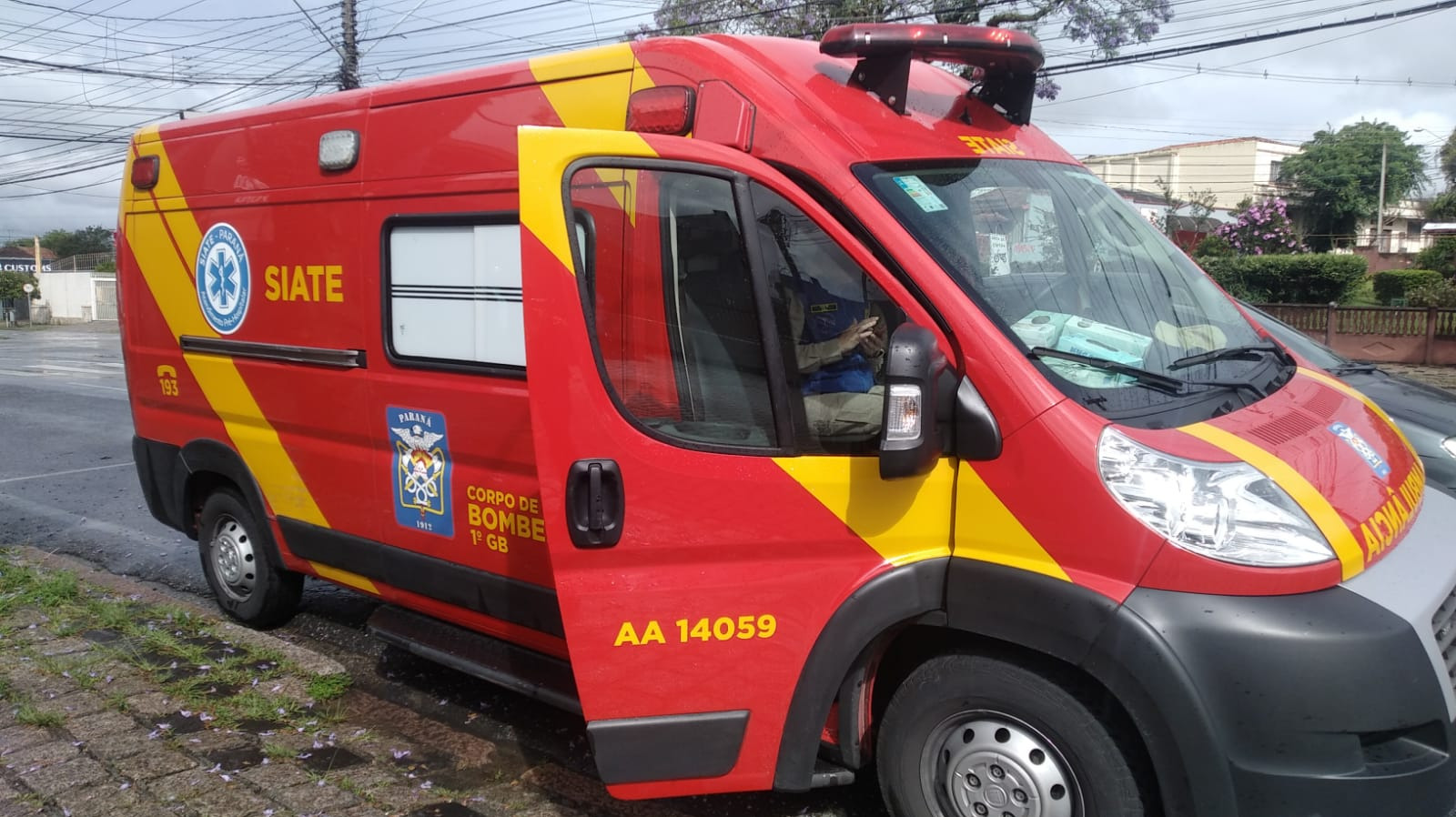 Homem de bicicleta é atropelado por trem no Boqueirão e pedala pelo bairro em busca de ajuda
