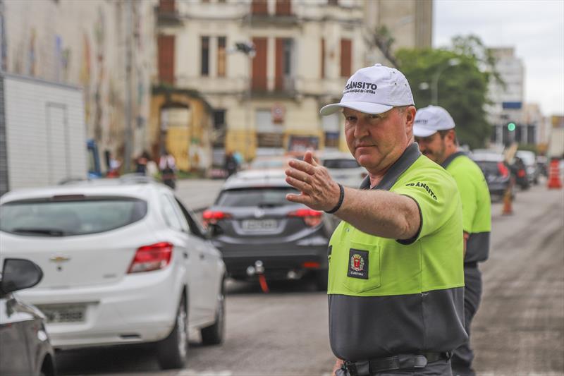 Setran orienta sobre o risco de acidente na infração do motorista que não faz a conversão obrigatória. - Curitiba, 06/12/2022 - Foto: Daniel Castellano / SMCS