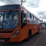 Motociclista de 20 anos morre ao ser atingido por ônibus e ser lançado contra carro na CIC