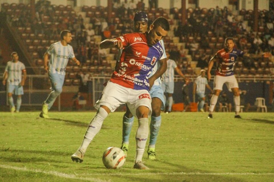 Paraná anuncia renovações de Ueslei Brito e Victor Caetano para 2023