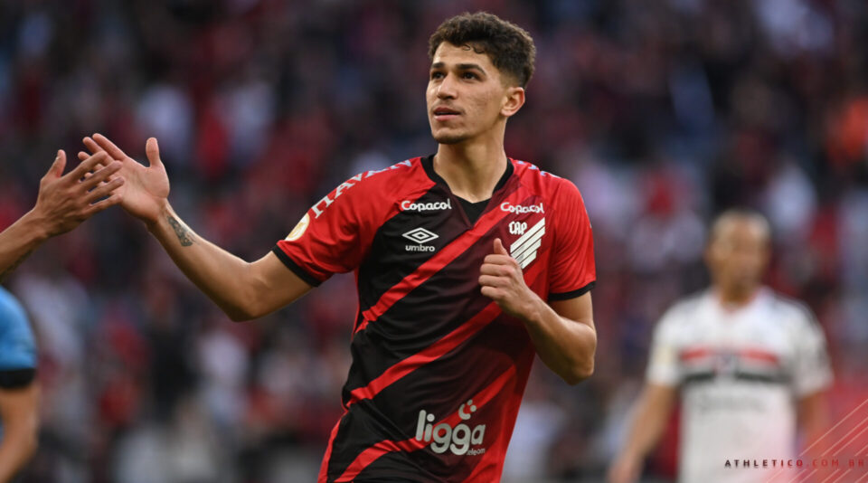“Vai ser difícil de enfrentar o Athletico”, opina Vitor Bueno após 1° ano no Furacão