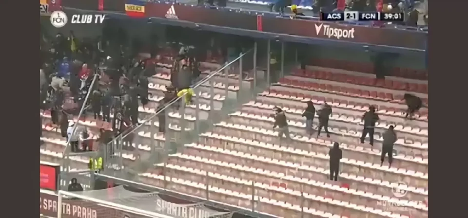 Guerra de bolas de neve no jogo Sparta Praga x Nuremberg.