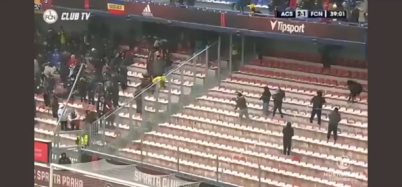Guerra de bolas de neve no jogo Sparta Praga x Nuremberg.