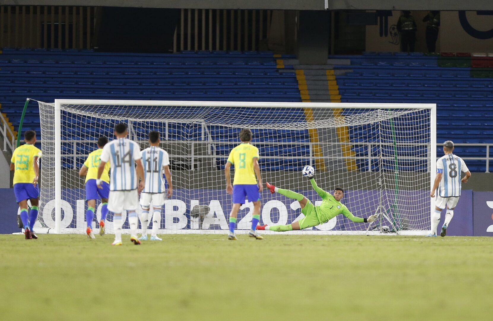 Mycael mostrou que a escola de goleiro do Athletico segue em alta.