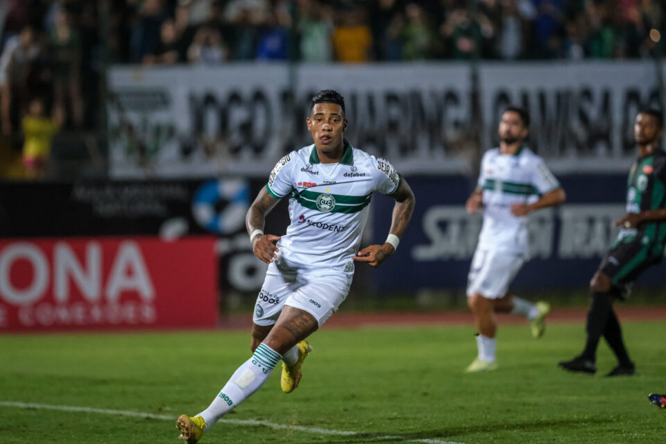 Alef Manga, atacante do Coritiba.