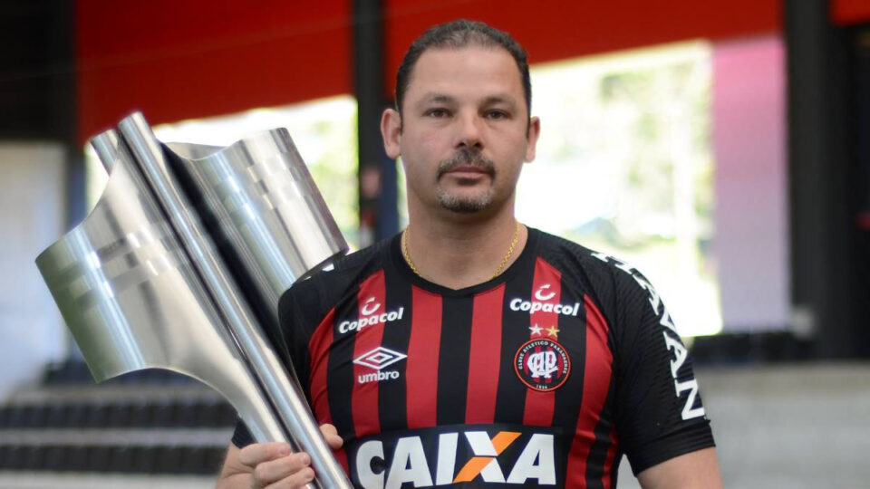 Cocito, campeão brasileiro pelo Athletico.