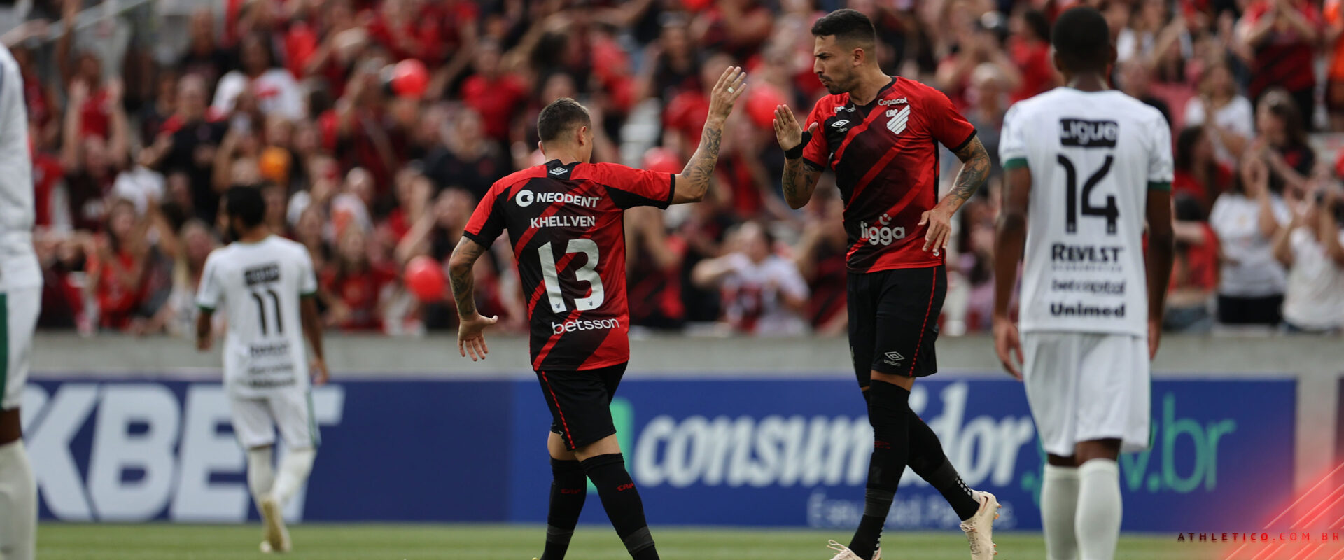Khellven comemora gol no Campeonato Paranaense.