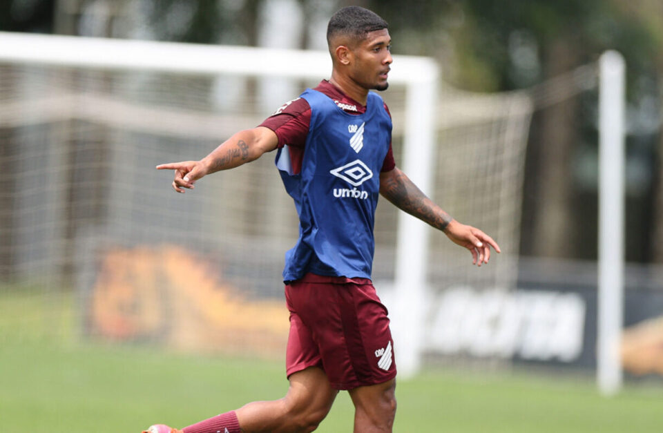 Fernando, lateral do Athletico.