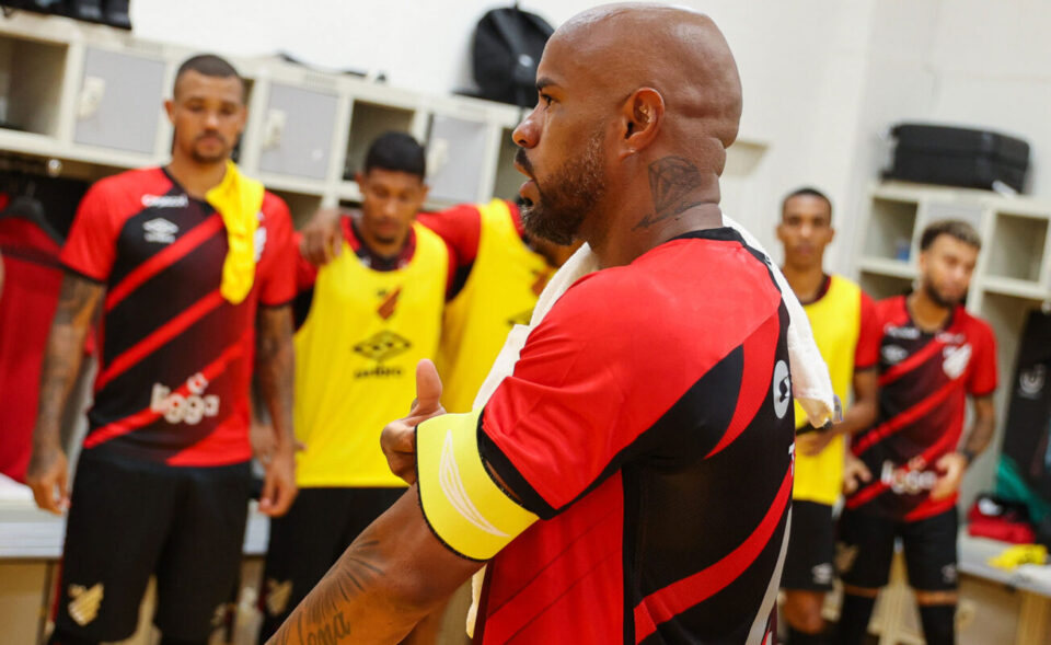Thiago Heleno, zagueiro do Athletico.