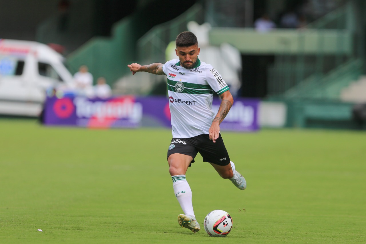 Victor Luís, lateral do Coritiba.
