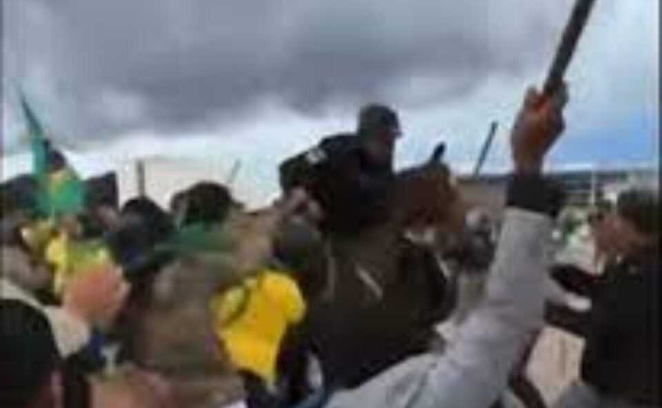 manifestantes pm cavalo