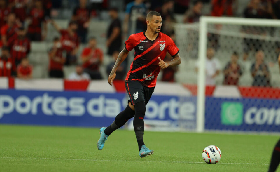 Zé Ivaldo, zagueiro do Athletico.