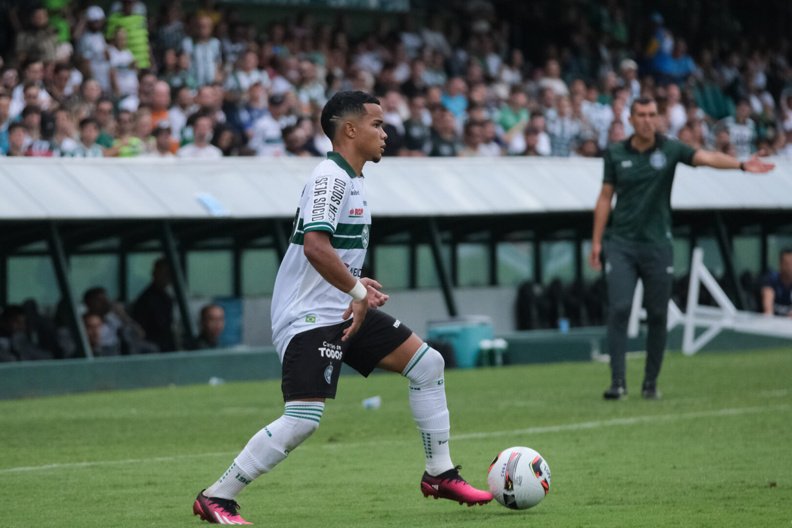 Kaio César, atacante do Coritiba.