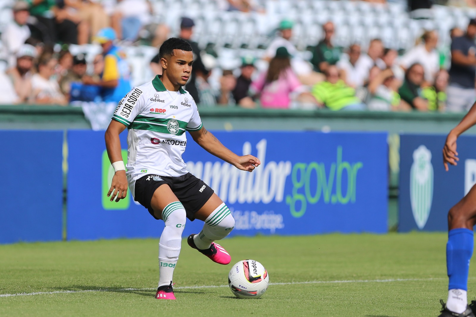 Kaio César, atacante do Coritiba.