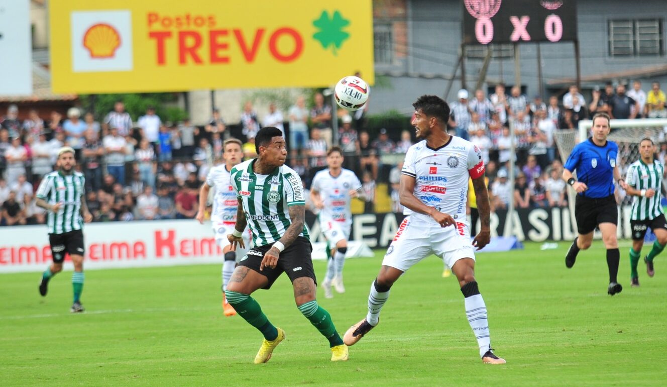 Alef Manga, do Coritiba, disputa jogada com Índio, do Operário.