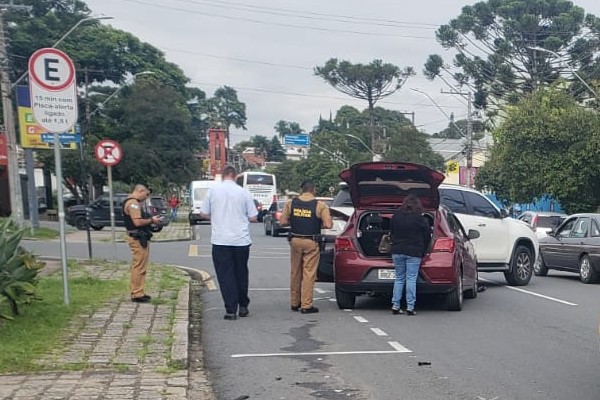 Jovem sofre mal súbito no trânsito, bate e carro estacionado vai parar no meio de avenida