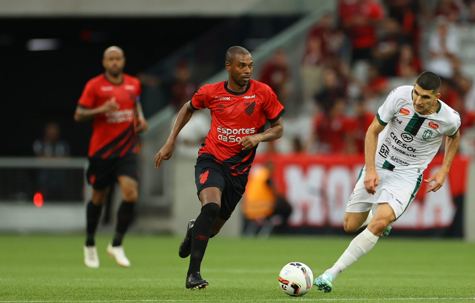 Fernandinho, volante do Athletico.