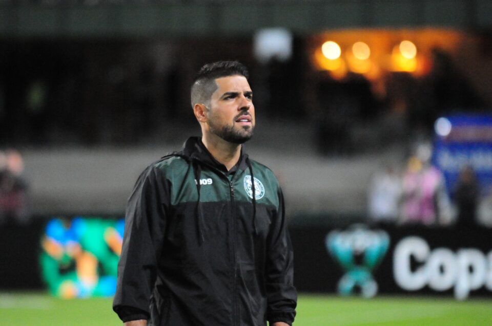 António Oliveira fez mudanças decisivas na vitória do Coritiba