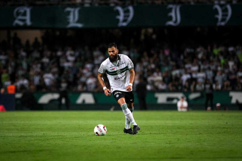 Chancellor, zagueiro do Coritiba. 