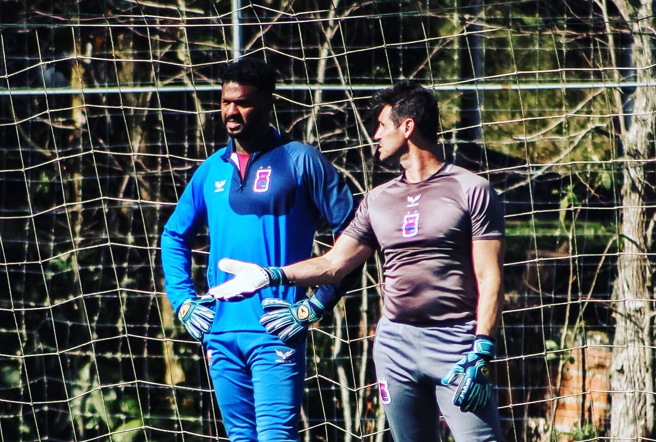 Cassius Hartmann, preparador de goleiros do Paraná Clube, com o goleiro Felipe.