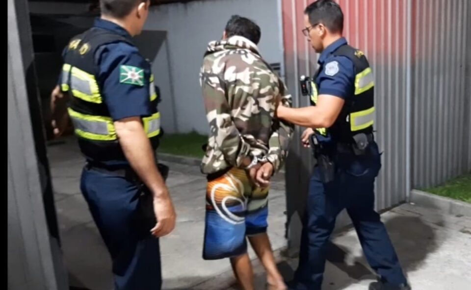Rapaz é preso por furtar carro de mulher que estava no show do Coldplay em Curitiba