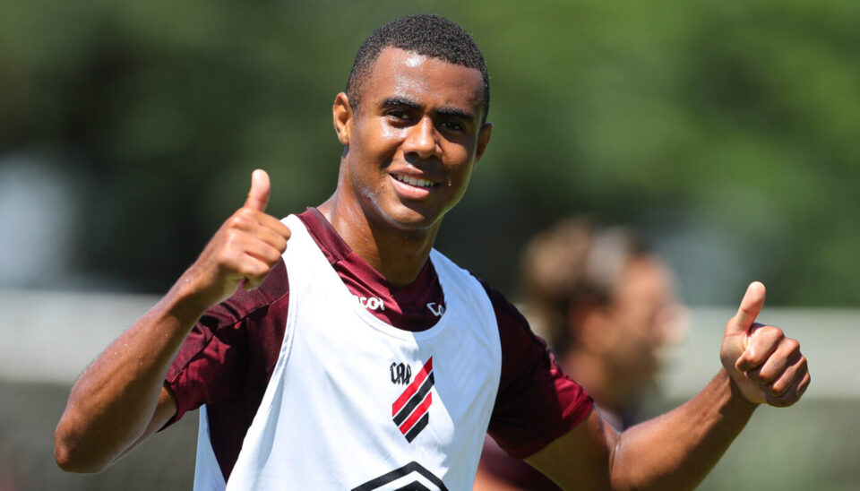 Erick, volante do Athletico.