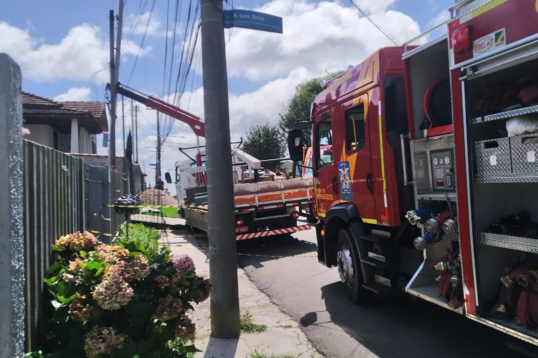 Trabalhador recebe choque elétrico durante troca de poste e é levado às pressas ao hospital