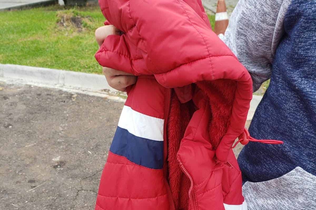 Ladrão furta jaqueta e mais tarde 'desfila' com peça em frente à loja arrombada: 'Cara de pau'