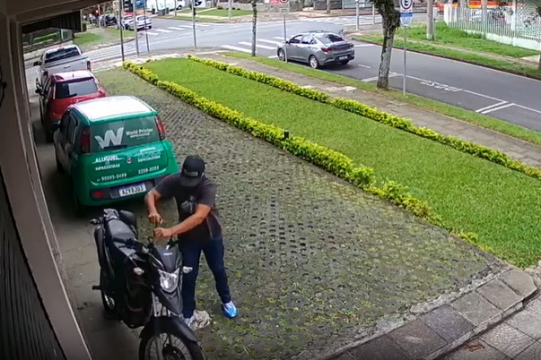 Vídeo mostra furto de moto em segundos no Hugo Lange: 'Sensação absurda de insegurança'