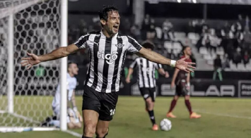 Roque Santa Cruz - Libertad vai enfrentar o Athletico