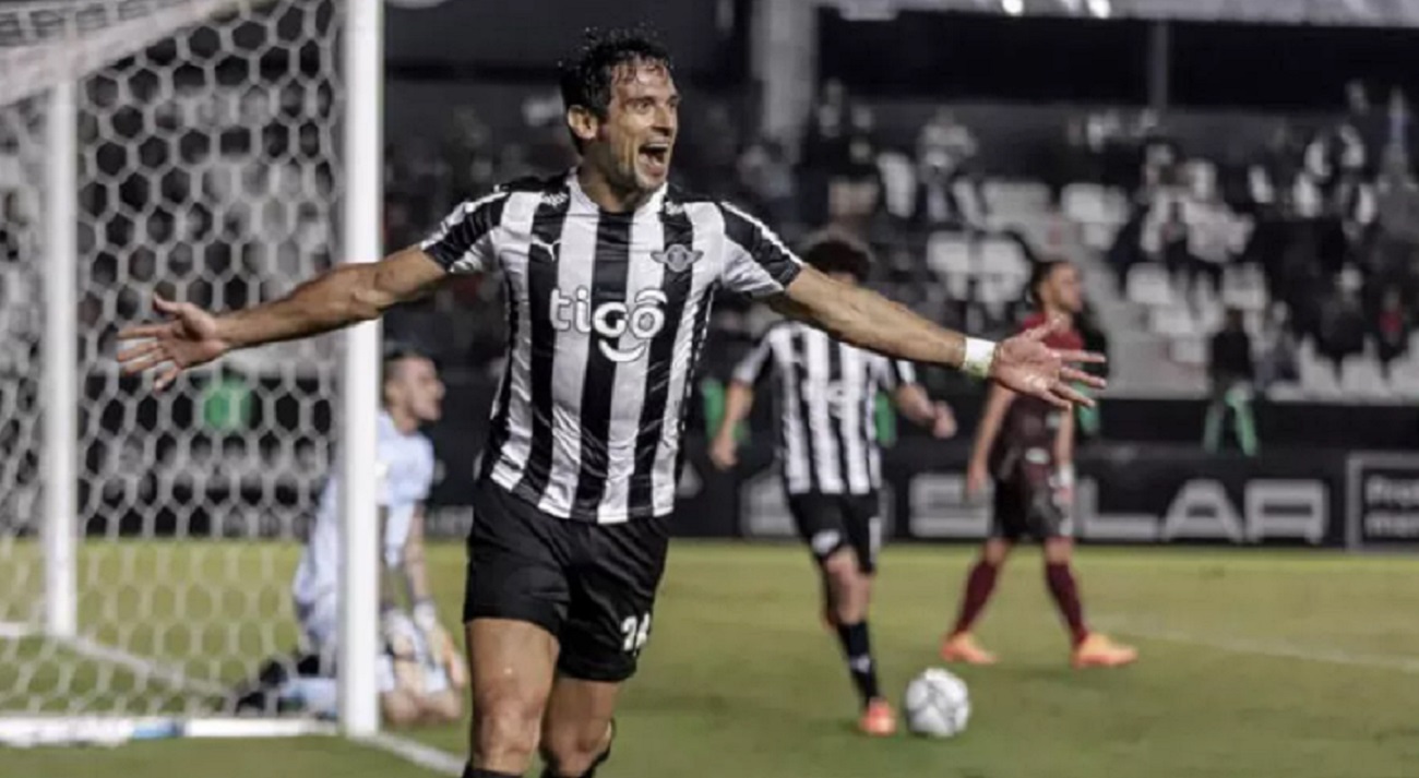 Roque Santa Cruz - Libertad vai enfrentar o Athletico
