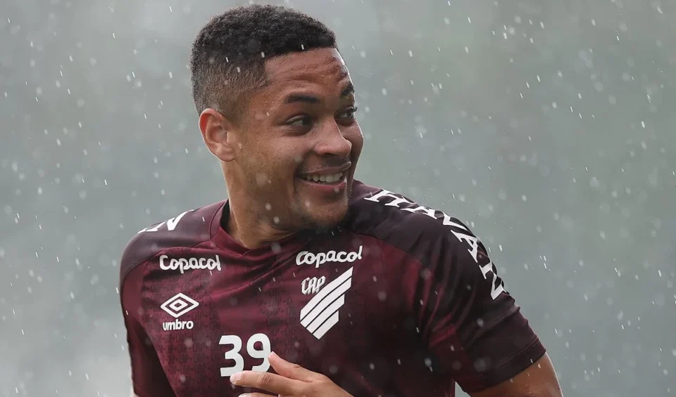 Vitor Roque, atacante do Athletico.