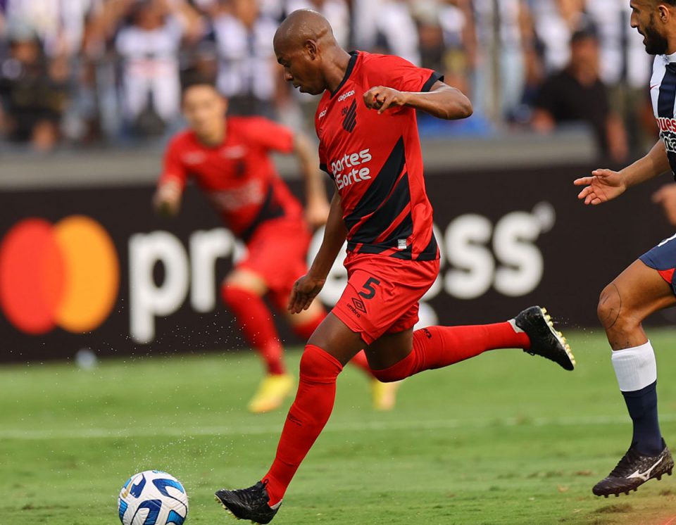 Fernandinho, do Athletico.