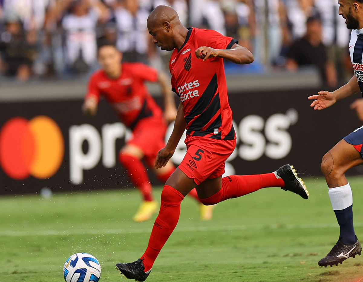 Fernandinho, do Athletico.