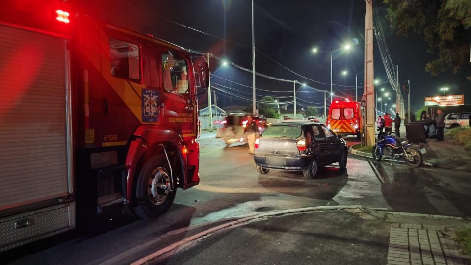 Motociclista fica ferido ao atingir traseira de carro que respeitou semáforo onde ninguém para