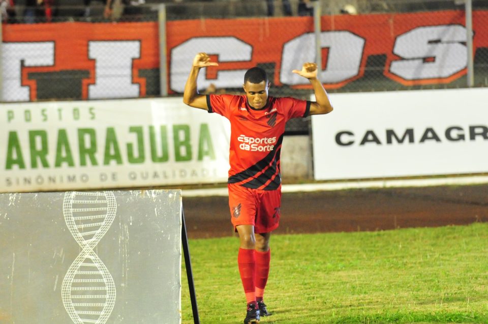 Erick, volante do Athletico.