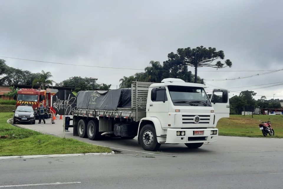 Jovem fica ferida após acidente entre moto e caminhão no Contorno Norte Jovem fica ferida após acidente entre moto e caminhão no Contorno Norte