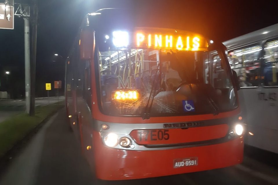 Mulher é atropelada por biarticulado quando tentava cruzar canaleta em Pinhais 